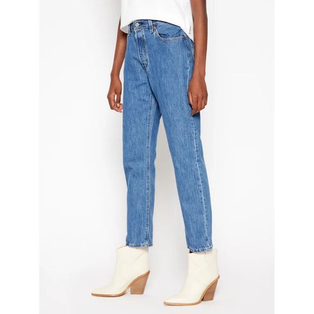 Levi's Straight Leg Jeans in Medium Blue